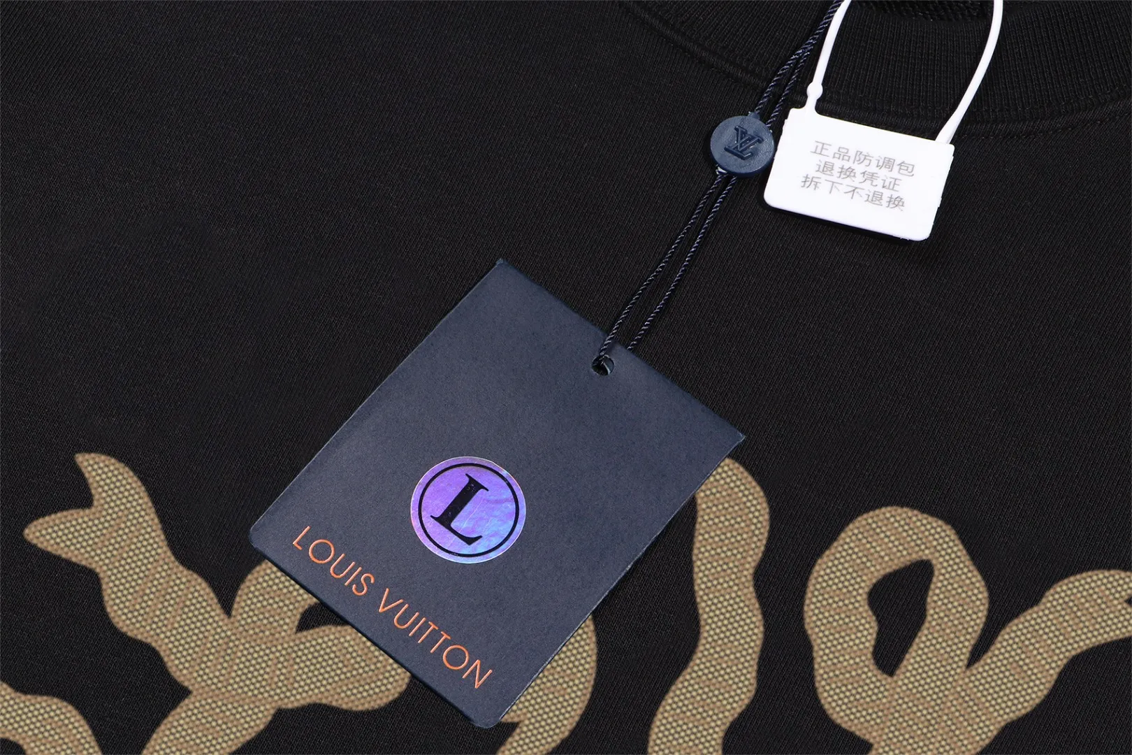 🅿️250 hot style on the shelves🔥❗ 💫〖Louis Vuitton LV〗 Fashionable round neck sweatshirt, casually matched with various styles, it is perfectly handsome😎The whole dress is made of double waistcoats, which makes the whole dress more three-dimensional. Not ordinary factories can do such fine work. The 2025 spring style counters are on sale, exquisite round neck terry sweatshirt, high-end double-strand pure cotton Customized drawstring ribs are dyed in the same vat and are complete with three standards. The chest craftsmanship adopts a simple and elegant pattern on the chest, which is easy to control for any age group! Fit and comfortable! Customized thickened 440g terry sweatshirt fabric, soft and comfortable to the touch, with a three-dimensional shape! 🙌🏻 It’s also very breathable, so it’s a versatile style that can be worn with any outfit! ✔Color: Black White Apricot Size: S M L XL 2XL